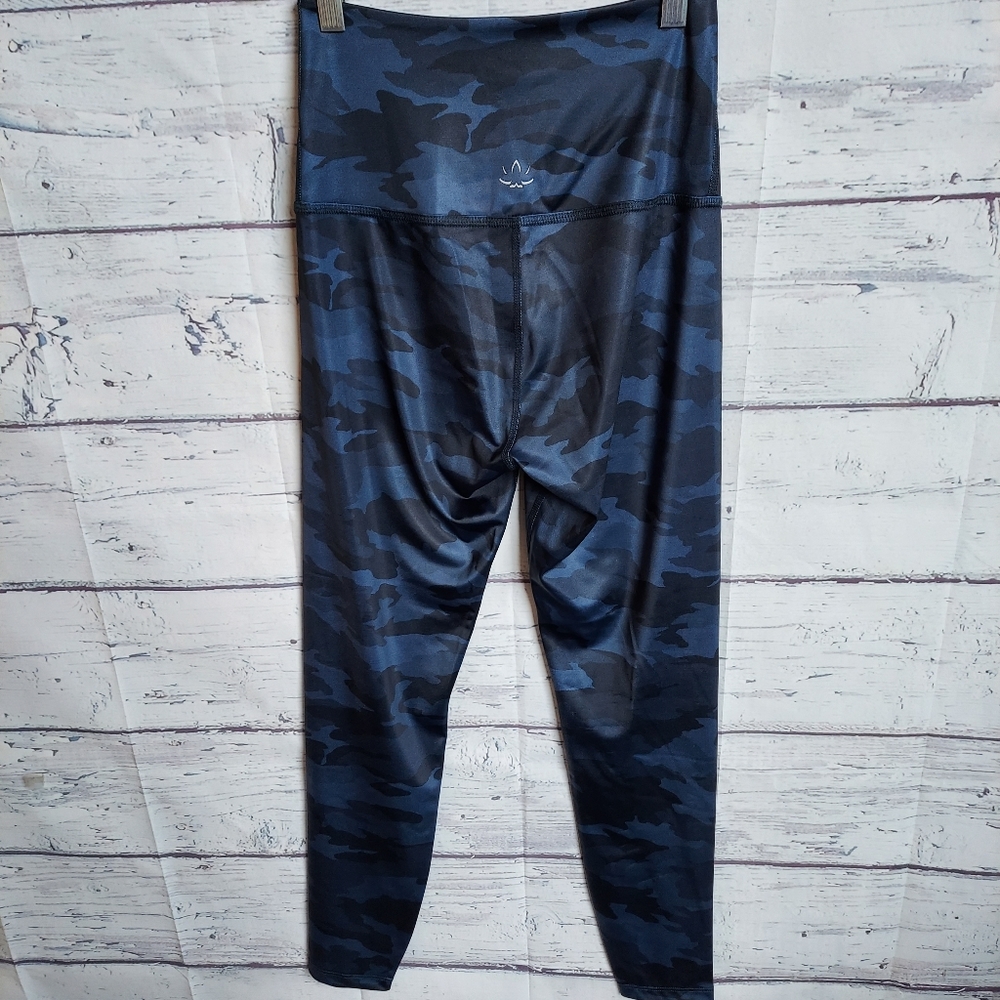 NWOT Beyond Yoga Camo Leggings | M